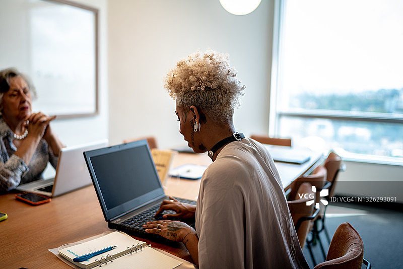 女商人们在办公室开会图片素材