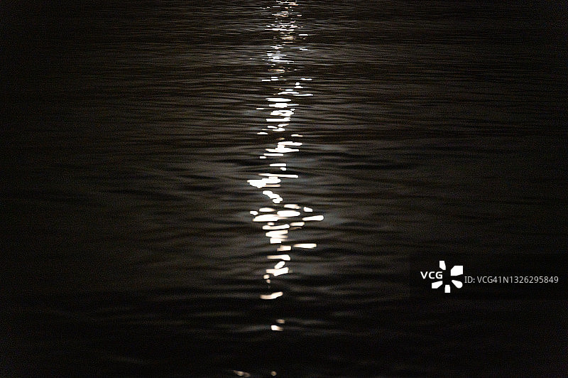 海上的月光倒影图片素材