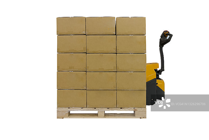 叉车托盘车与堆叠的纸板箱（白色背景，已隔离）图片素材