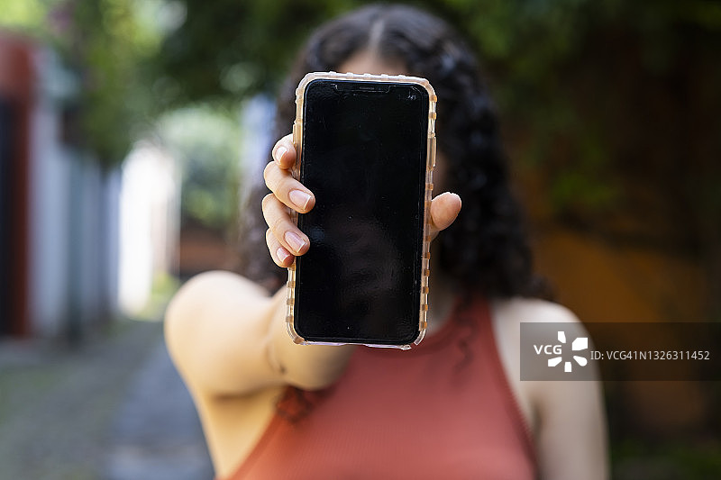展示手机，破碎屏幕的手部特写图片素材