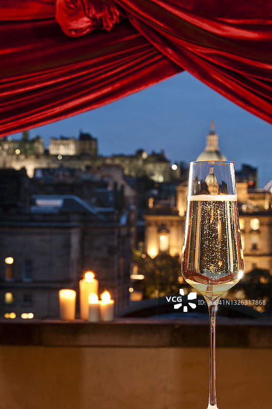 香槟酒杯与爱丁堡天际线图片素材
