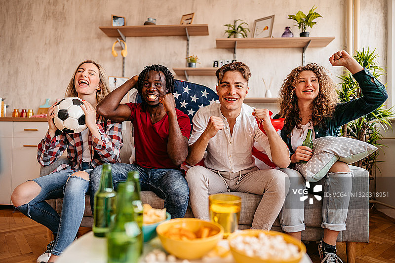 为足球比赛欢呼的美国球迷图片素材