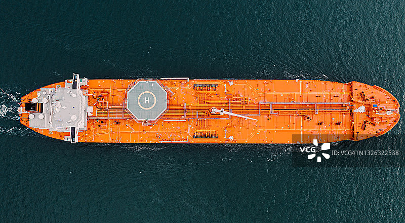 英国索伦特海上的一艘油轮鸟瞰图 - 图库照片图片素材