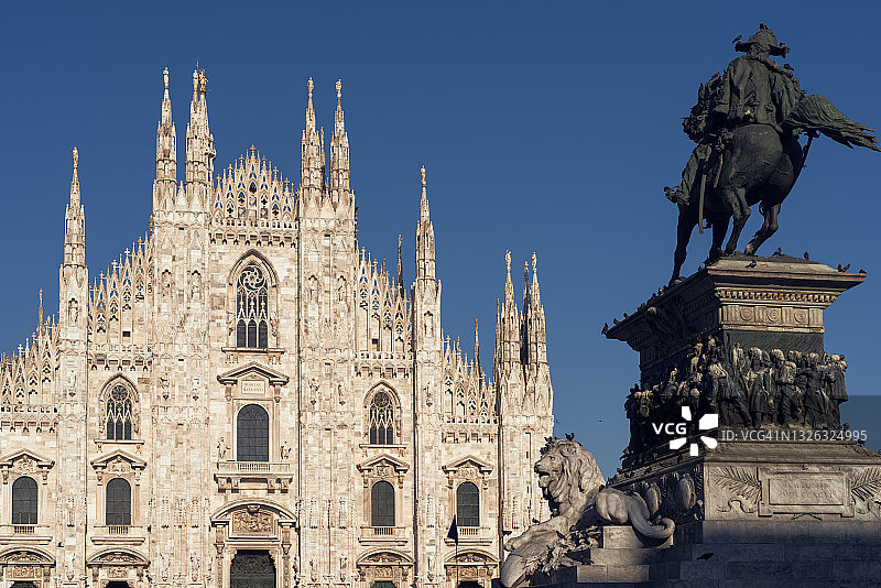 意大利伦巴第米兰大教堂和维托里奥·埃马努埃莱二世雕像图片素材