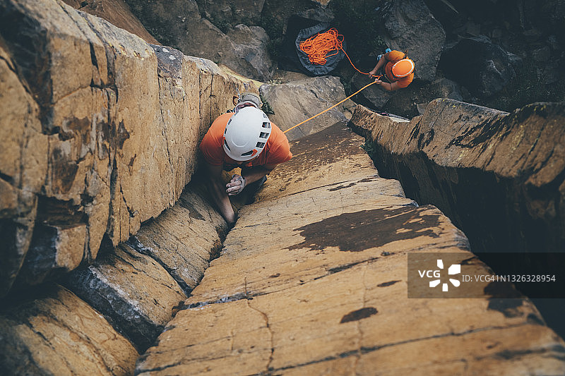 在弗农不列颠哥伦比亚省附近攀登玄武岩柱的男性传统攀岩者俯视照片图片素材