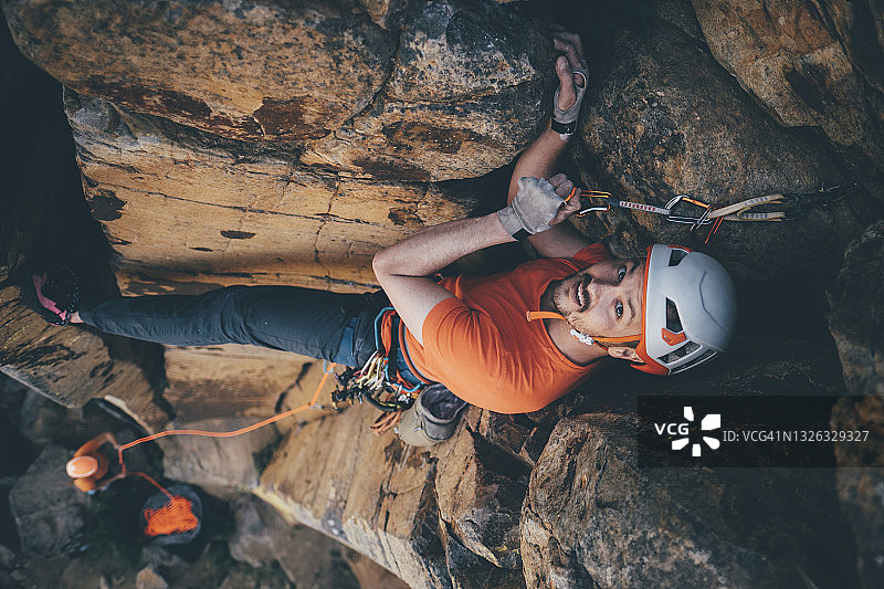 攀岩者在不列颠哥伦比亚省弗农附近的悬崖上扣绳索特写图片素材