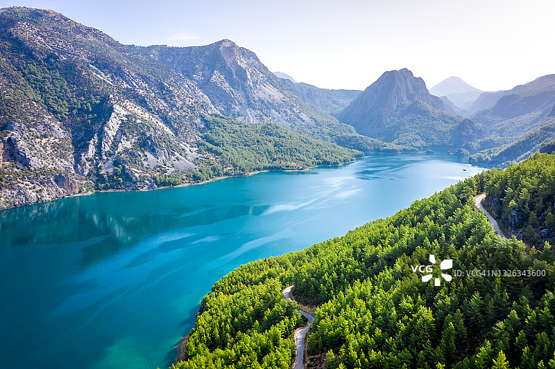 土耳其马纳夫加特，绿色峡谷水坝湖及金牛山美景图片素材