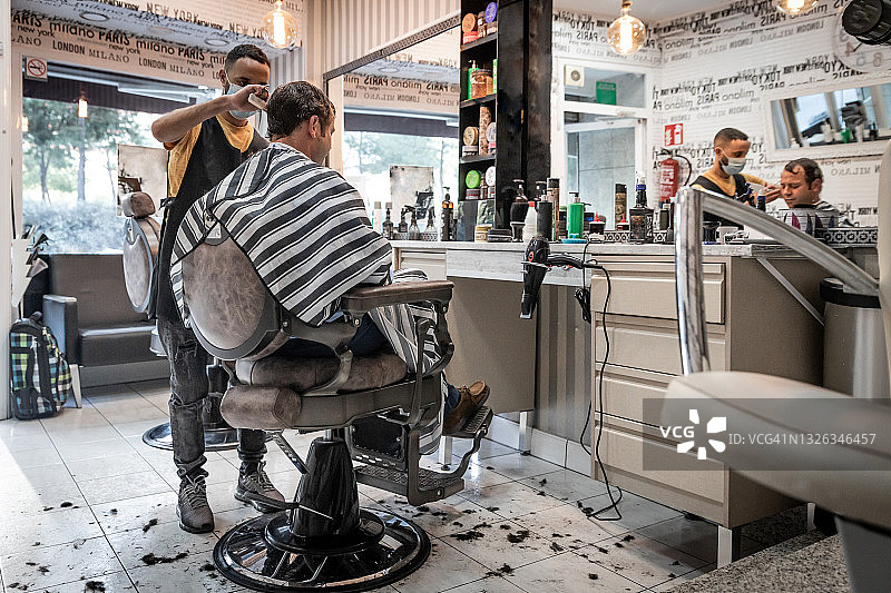 成年男子在理发店理发图片素材