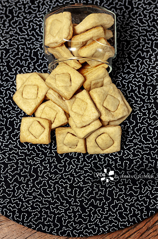 俯视角度：玻璃罐中的手工乡村饼干图片素材
