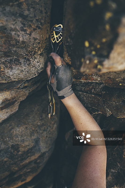 攀岩者在悬崖裂缝中放置保护装置图片素材