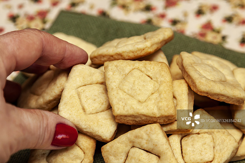 手拿自制乡村饼干POV视角图片素材