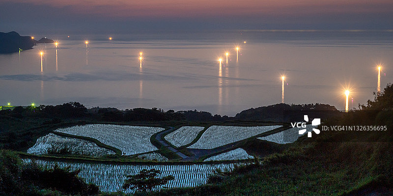 梯田与渔火图片素材