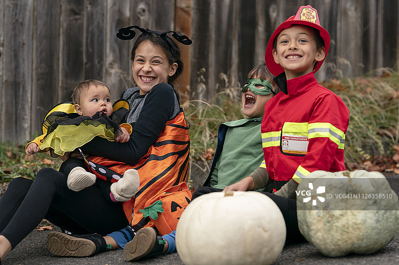 一群滑稽的孩子庆祝万圣节图片素材
