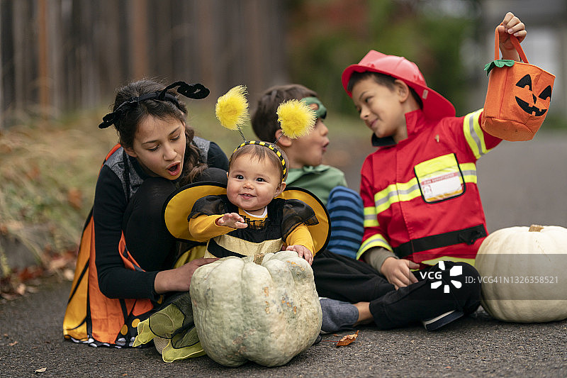 可爱的女宝宝和哥哥姐姐一起玩图片素材