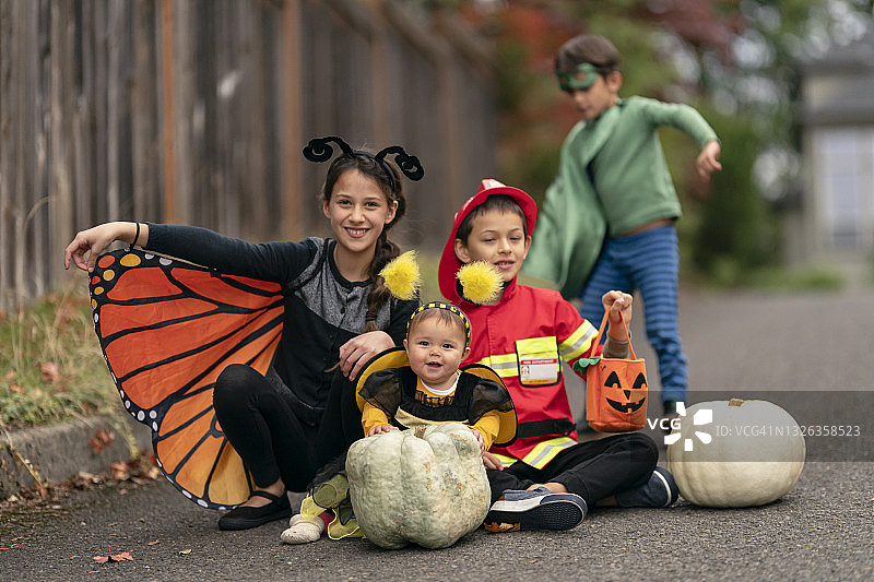 一起庆祝万圣节的混血兄妹图片素材