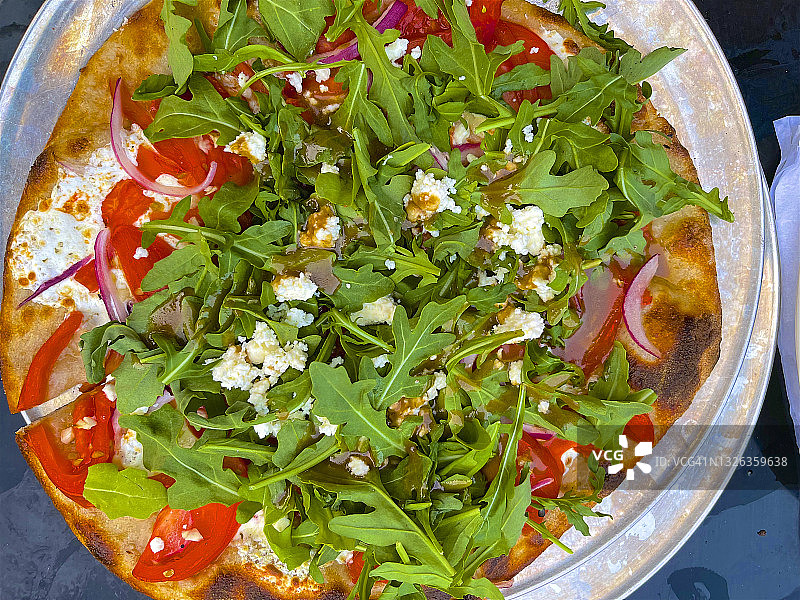 俯瞰带有番茄酱和罗勒的披萨图片素材