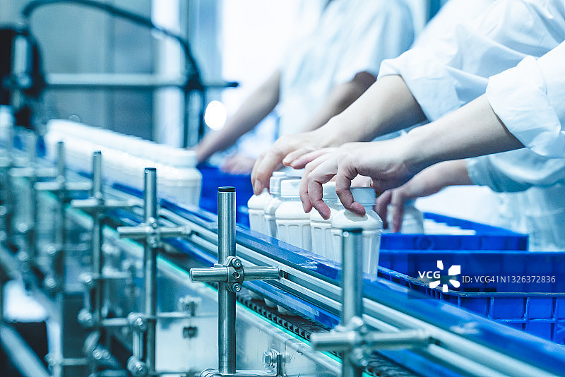 乳品厂工人繁忙工作图片素材