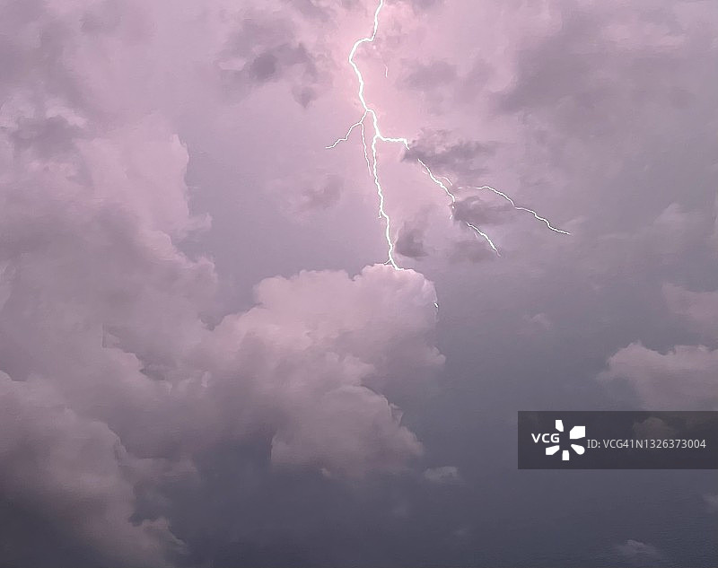 暮光之下的闪电图片素材