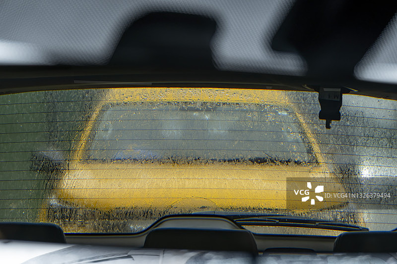 后视镜中的黄色汽车图片素材