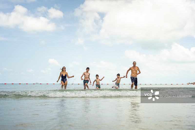 家人在海滩上玩耍图片素材