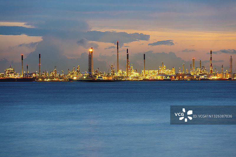 新加坡港口和日落时分的石化工厂图片素材