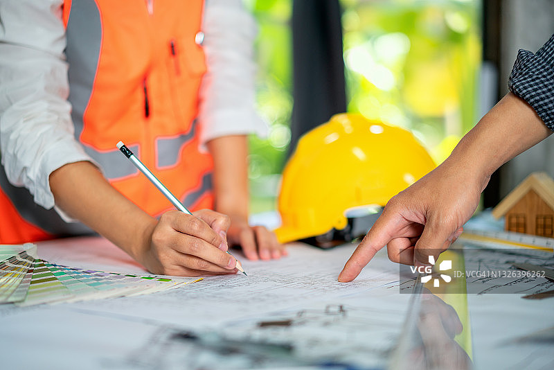 建筑设计师工程师修正蓝图图片素材