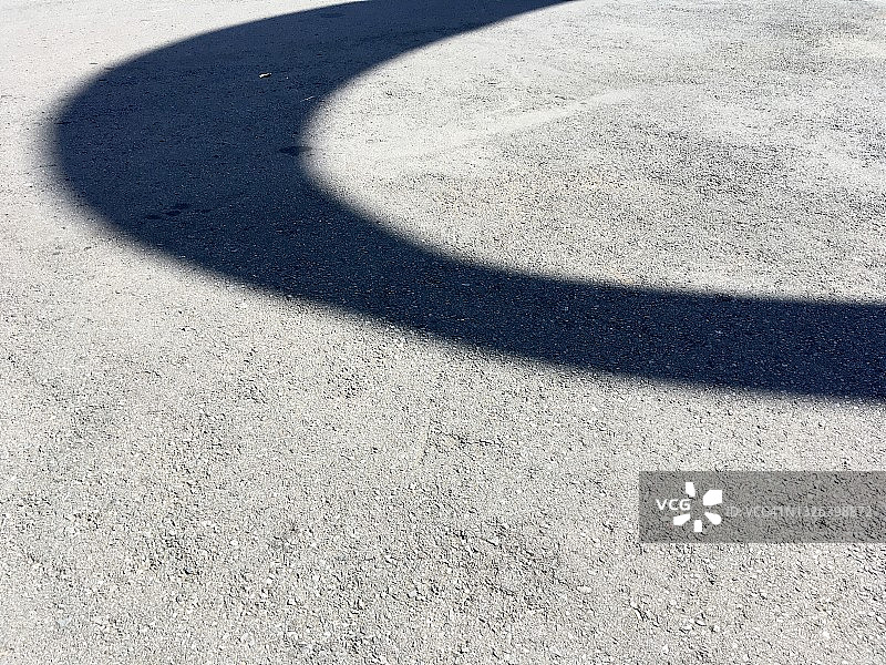 道路上的椭圆形阴影图片素材