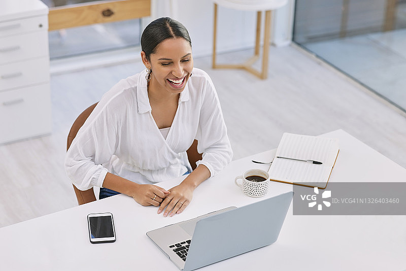 商务女性在现代办公室进行视频通话图片素材