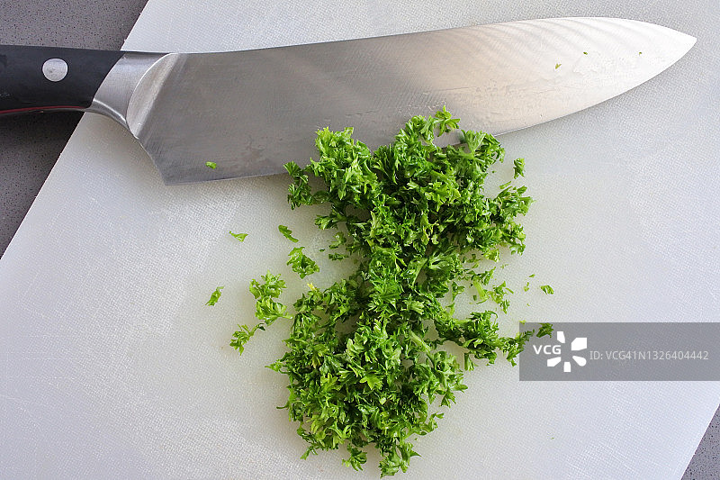 切菜板上的芫荽碎图片素材