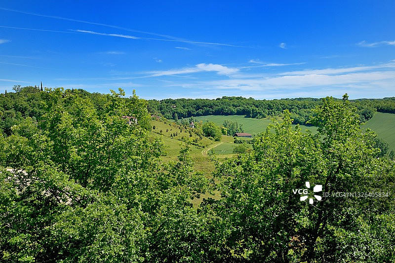 从村庄看到的洛特山谷图片素材