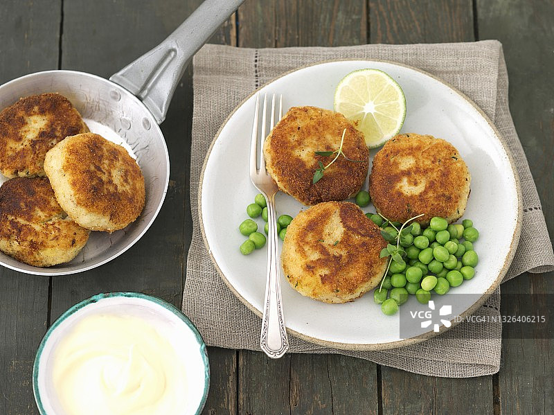 土豆烟熏鲭鱼饼配豌豆青柠蛋黄酱图片素材