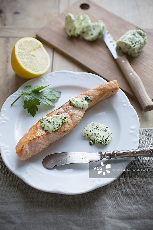 配香草黄油的鲑鱼片图片素材