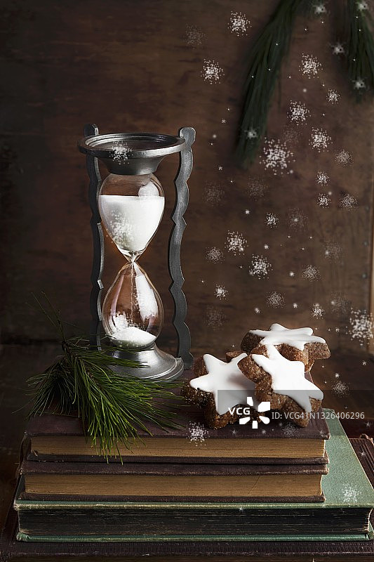 复古沙漏与巧克力坚果圣诞饼干组合图片素材