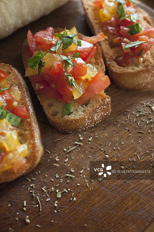 木质表面搭配罗勒和调味品的意式烤面包图片素材