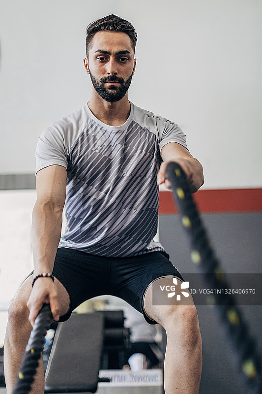 男人用战绳锻炼图片素材