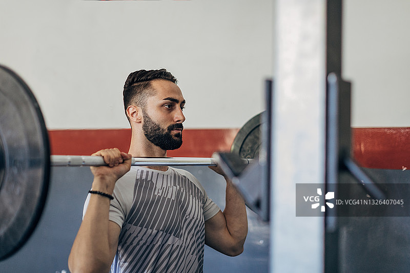 男人举重锻炼图片素材