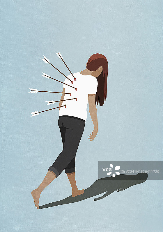 沮丧的女人背部中箭行走图片素材