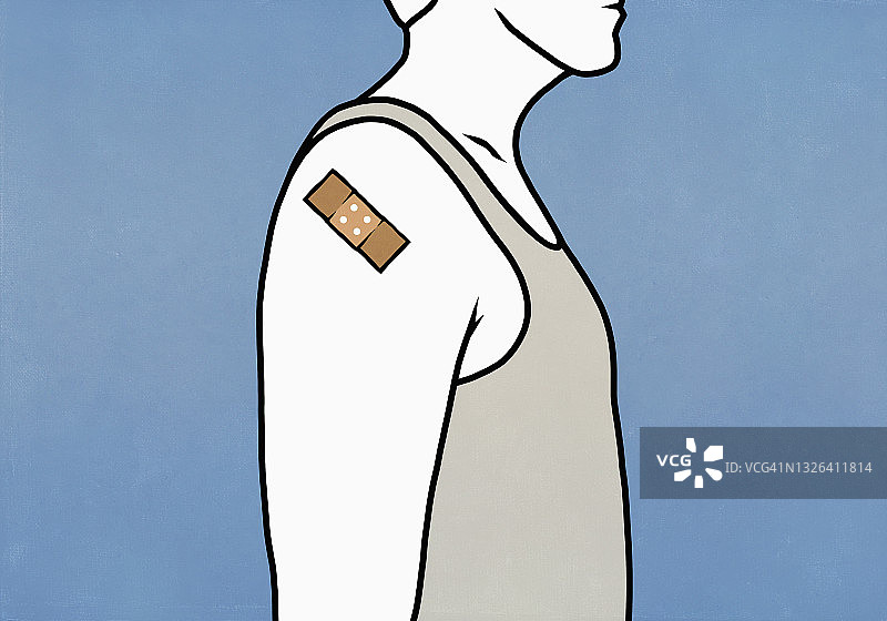 手臂上贴着新冠疫苗绷带的男人图片素材