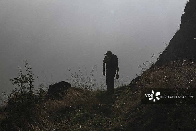 背包男人在迷雾中徒步图片素材