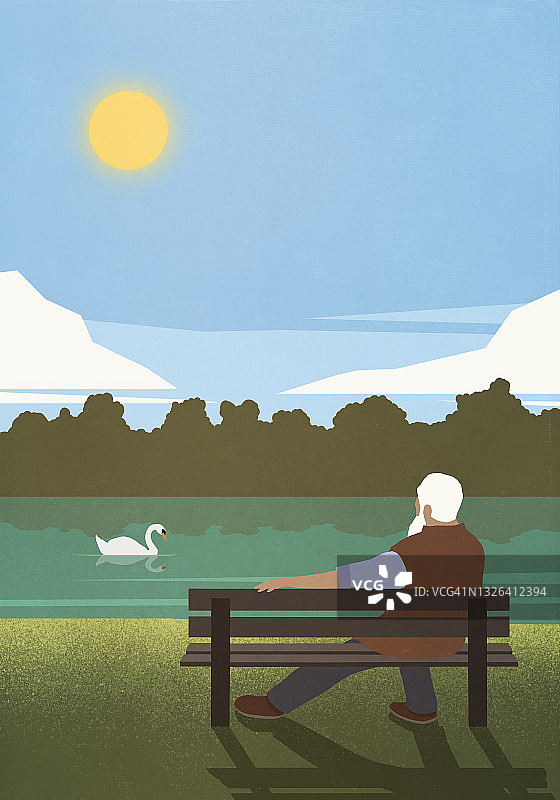 年长的男人在阳光明媚的公园长椅上放松，观看池塘里的天鹅图片素材