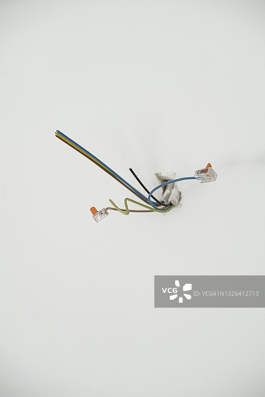 白色背景上损坏的网络连接插头图片素材