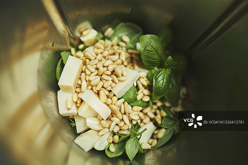 搅拌机中香蒜酱配料的特写图片素材