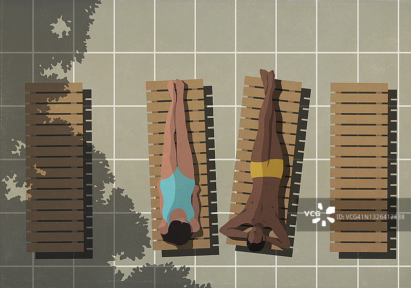 俯视角度：在露台躺椅上享受日光浴的情侣图片素材