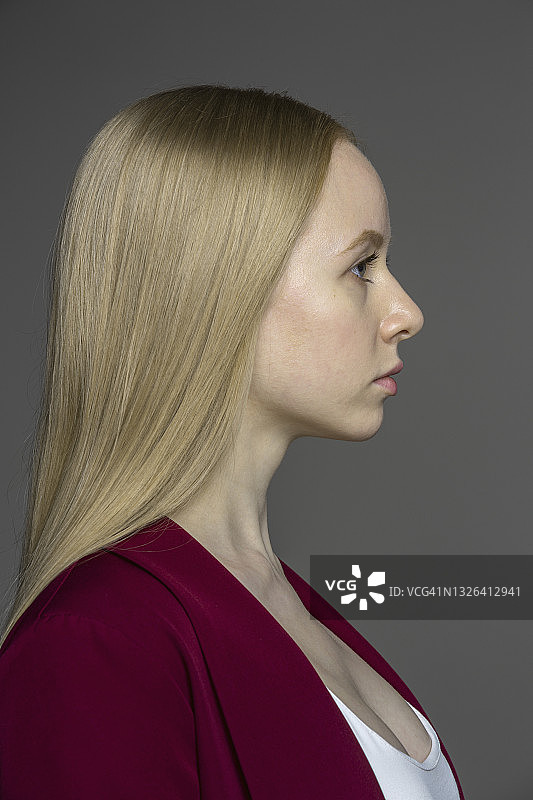表情严肃的金发年轻女子头像图片素材