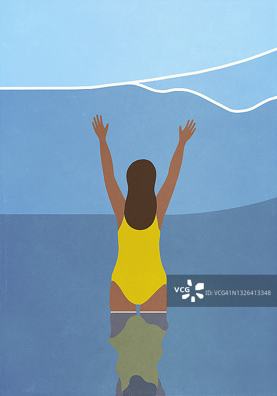 快乐的女人穿着泳衣在蓝色海洋中涉水图片素材