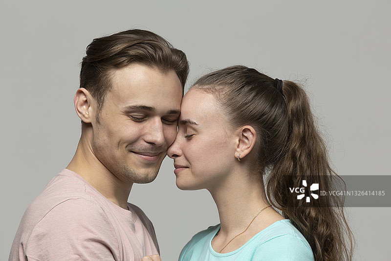 影棚拍摄亲密年轻情侣图片素材