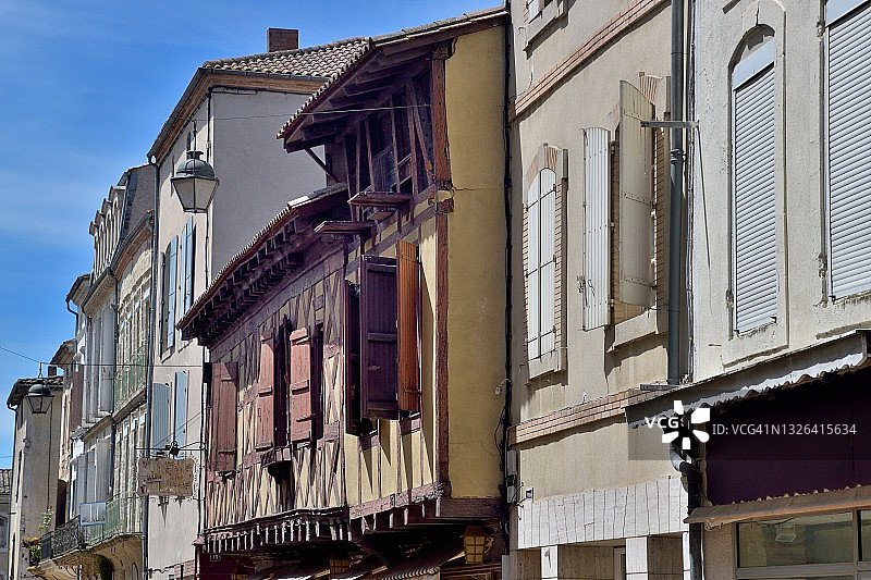 洛特河畔新城帕门蒂埃街上的中世纪半木结构房屋图片素材