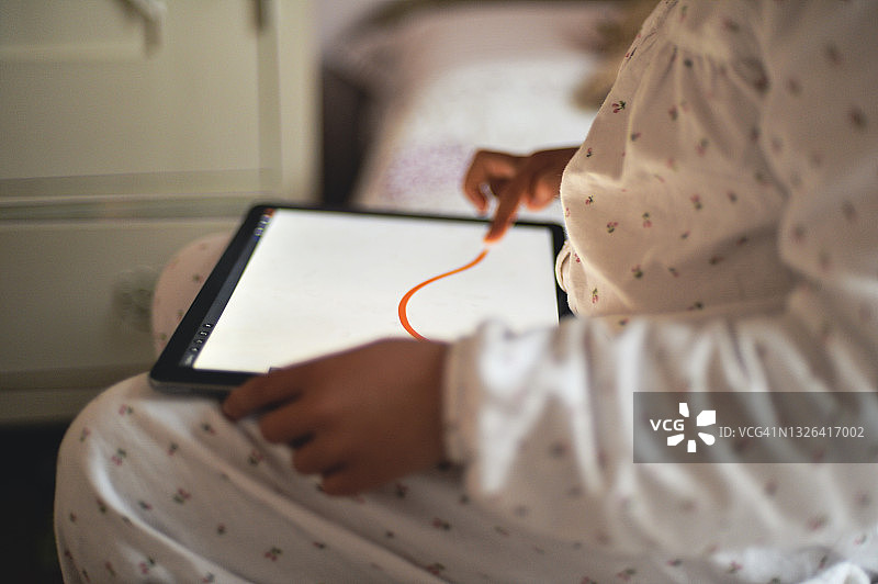 儿童使用数位板手绘图片素材