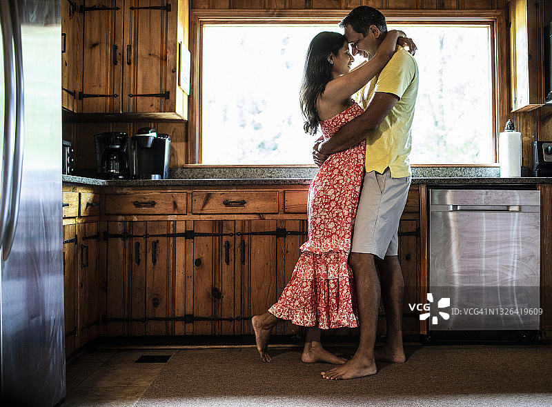 夫妻在家里的沙发上拥抱图片素材