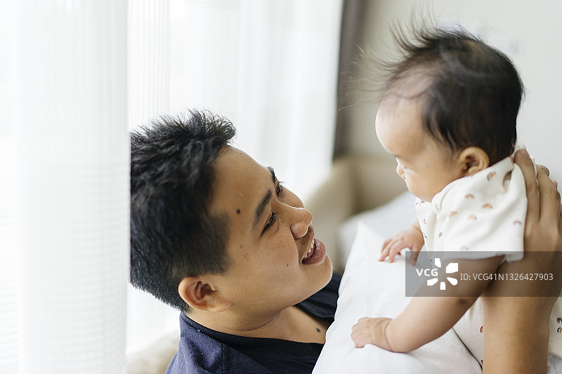 亚洲青少年兄妹在家中快乐地拥抱玩耍图片素材